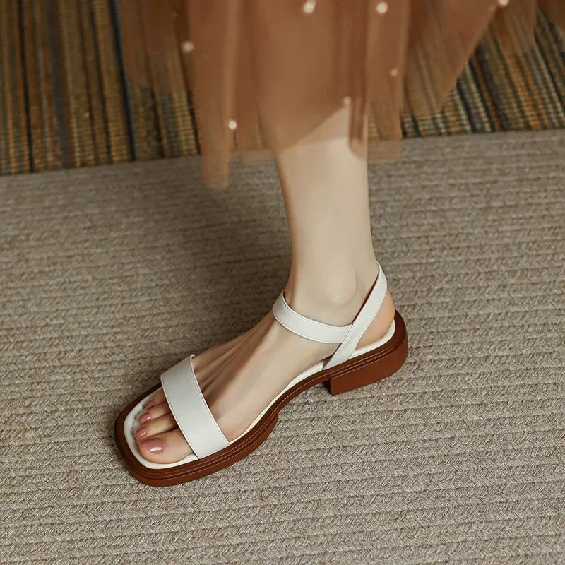 Comfortabele platte sandalen voor dames. Veelzijdig en stevig, ideaal voor casual zomer schoenen.