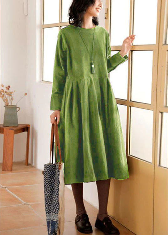Stijlvolle Emilia corduroy herfst/winter jurk voor dames, met lange mouwen, elegant gestyled voor elke gelegenheid.