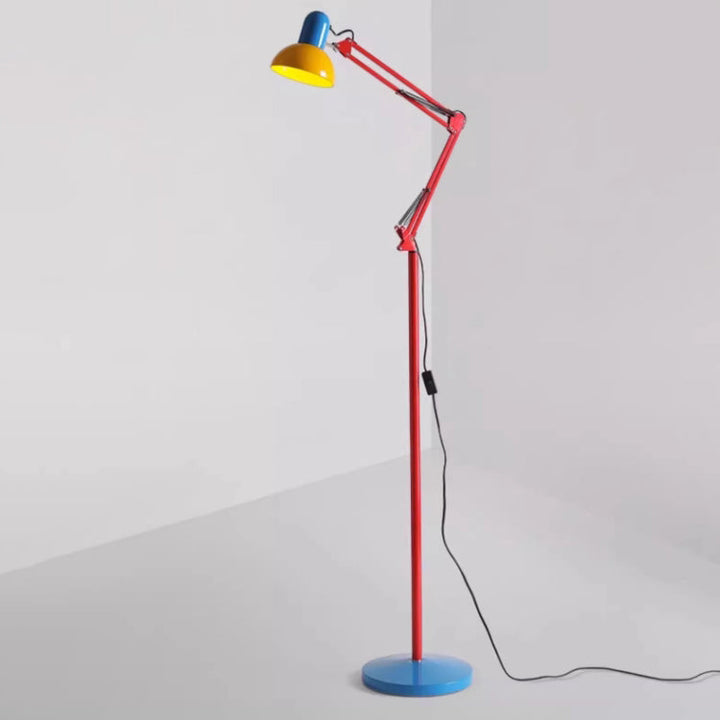 Moderne SANDSBERGORIGINALS vloerlamp, compacte ijzeren design met halve koepel voor sfeervolle verlichting.