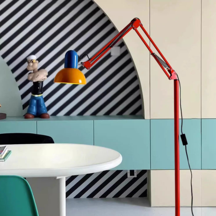 Stijlvolle vloerlamp met halve koepelscherm, kleurrijk sfeerlicht, ideaal voor woonkamer of als leeslamp.