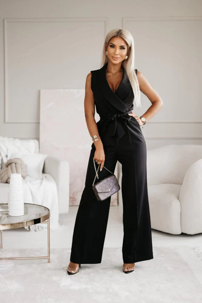 Losvallende dames jumpsuit met V-hals en strikdetail. Mouwloos, wijde pijpen. Ideaal voor warme dagen.