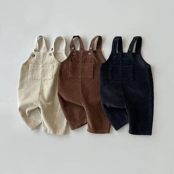 Close-up van trendy katoenmix kinderoverall. Duurzame kinderkleding met comfort voor baby's en peuters. Perfecte tuinbroek.