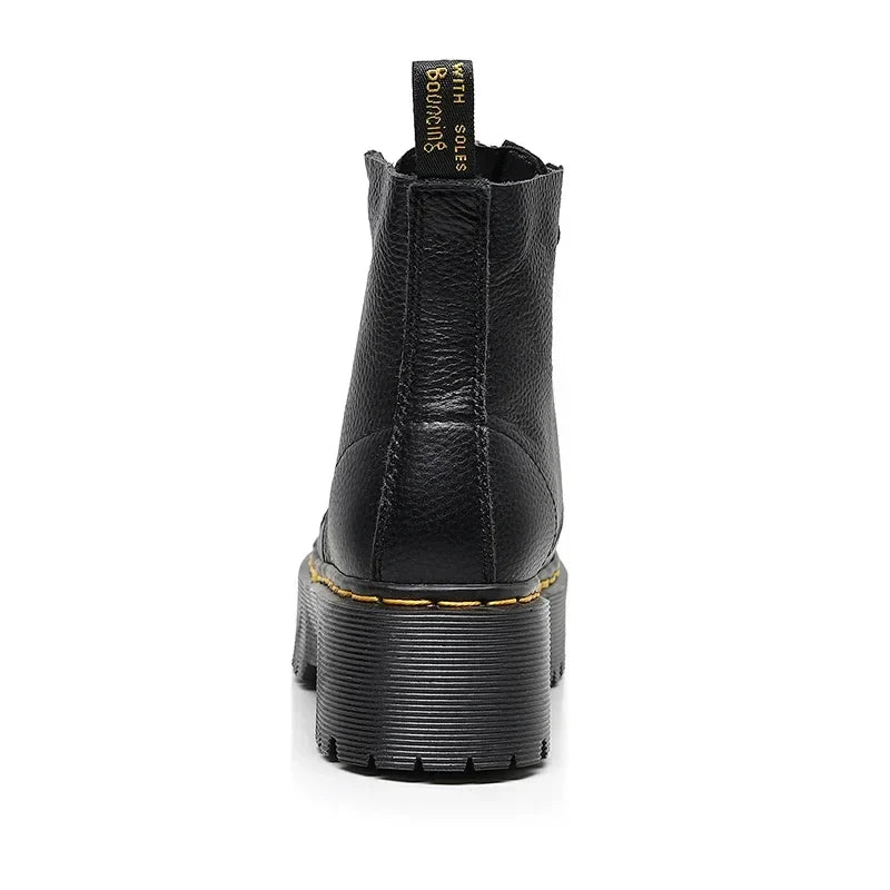 Trendy zwarte leren martin laarzen voor dames met een stoere dikke zool. Ideaal voor damesmode, comfortabel en stijlvol.