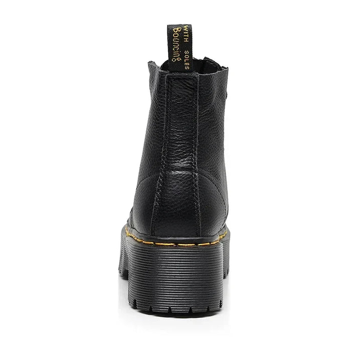 Trendy zwarte leren martin laarzen voor dames met een stoere dikke zool. Ideaal voor damesmode, comfortabel en stijlvol.