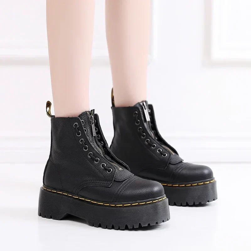 Zwarte dames leren laarzen met trendy dikke zool. Comfortabele en populaire chelsea-stijl enkellaarzen voor dames.