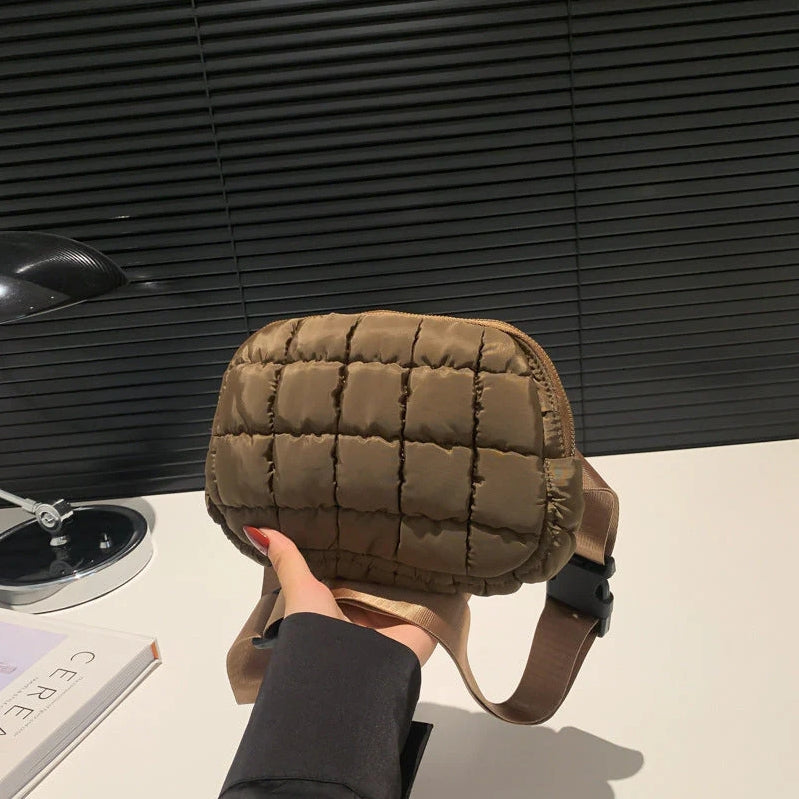 Trendy schoudertas voor vrouwen, de puffer crossbody tas van nylon is waterafstotend en compact.