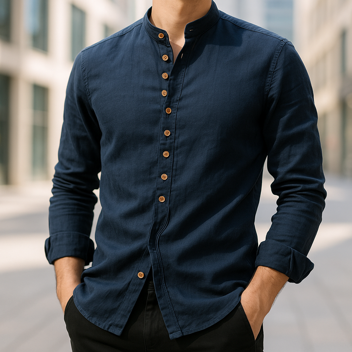 Marineblauw herenoverhemd, lange mouwen, met losse pasvorm. Ideaal voor een comfortabele, moderne casual look.