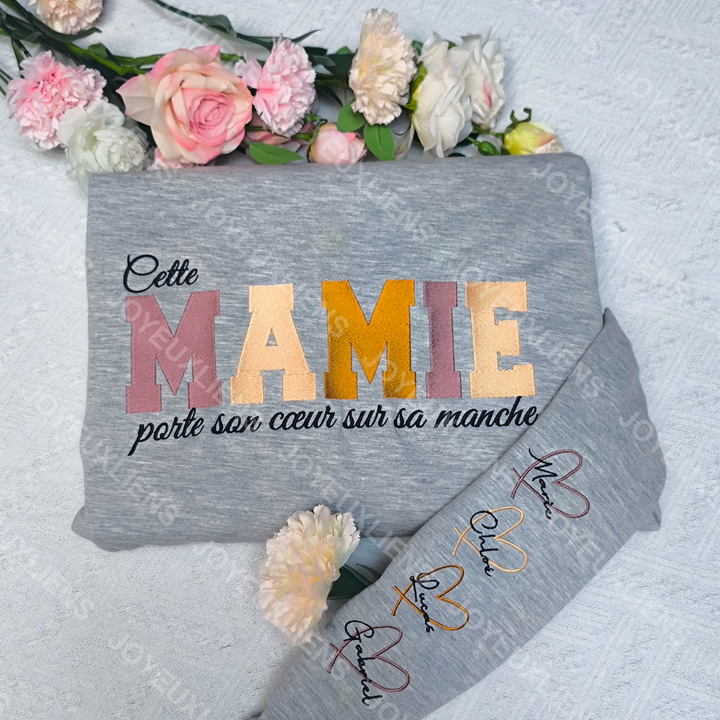 Zacht geborduurd T-shirt, gepersonaliseerd met familieliefde voor elke mama.
