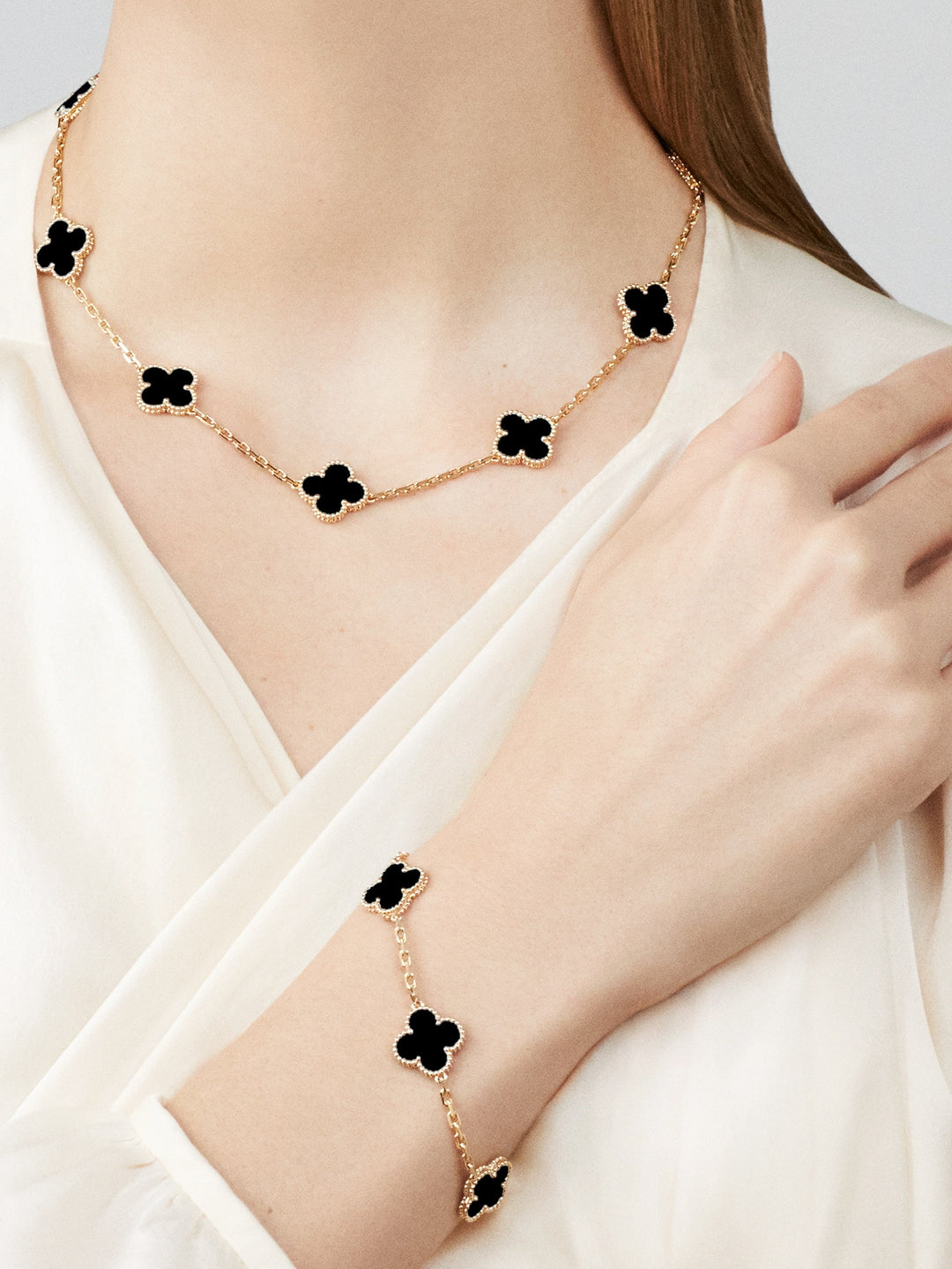 Mystieke Eternal Midnight dames klaver ketting. Zwart-gouden, elegant en uniek geluks sieraad. Perfect accessoire.