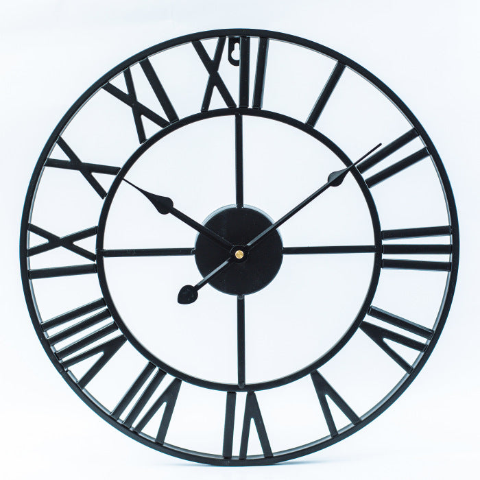 Koperen/bronzen retro wandklok, grote vintage klok van ijzer voor een sfeervolle interieur decoratie.