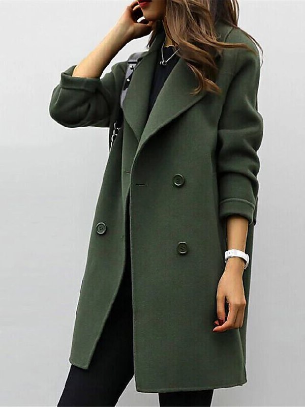 Warme, getailleerde dames winterjas met hoge kraag en lange mouwen. Ideale herfst- en winterjas voor vrouwenmode.