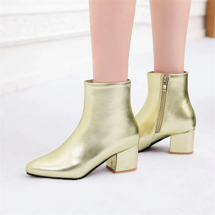 Zwarte dames enkellaarsjes met metallic glans, stijlvol en comfortabel. Een must-have damesschoen voor elke outfit.