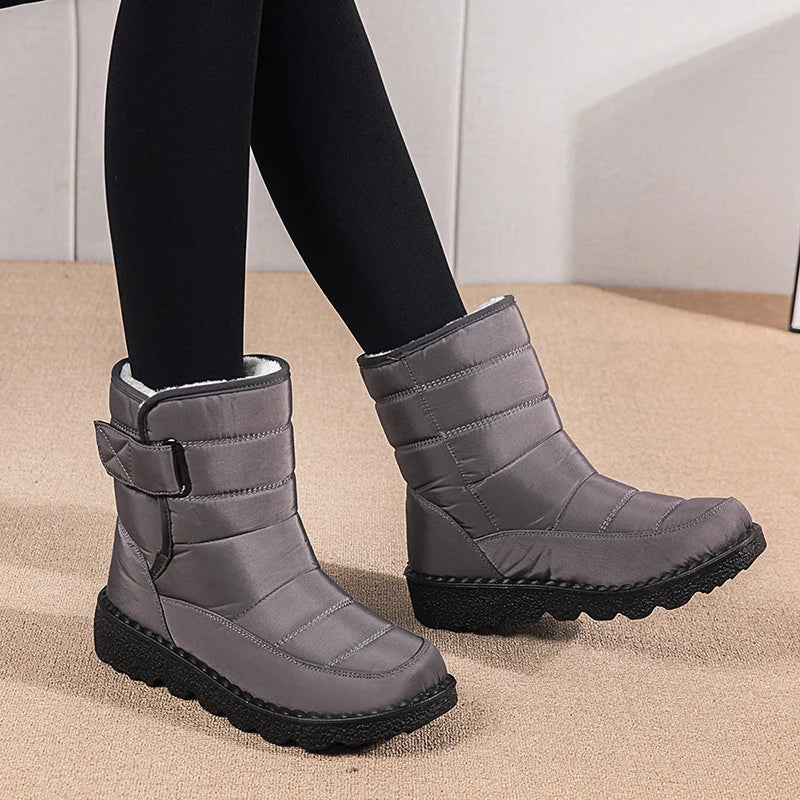 Hoge waterdichte snowboots met warme voering en stevige antislip plateauzool.