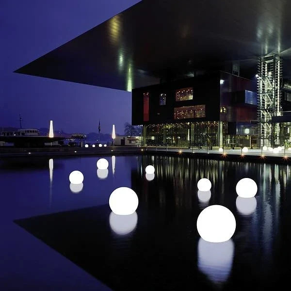 Oplaadbare en waterdichte LED bol, perfecte sfeerverlichting voor terras of tuinpad.