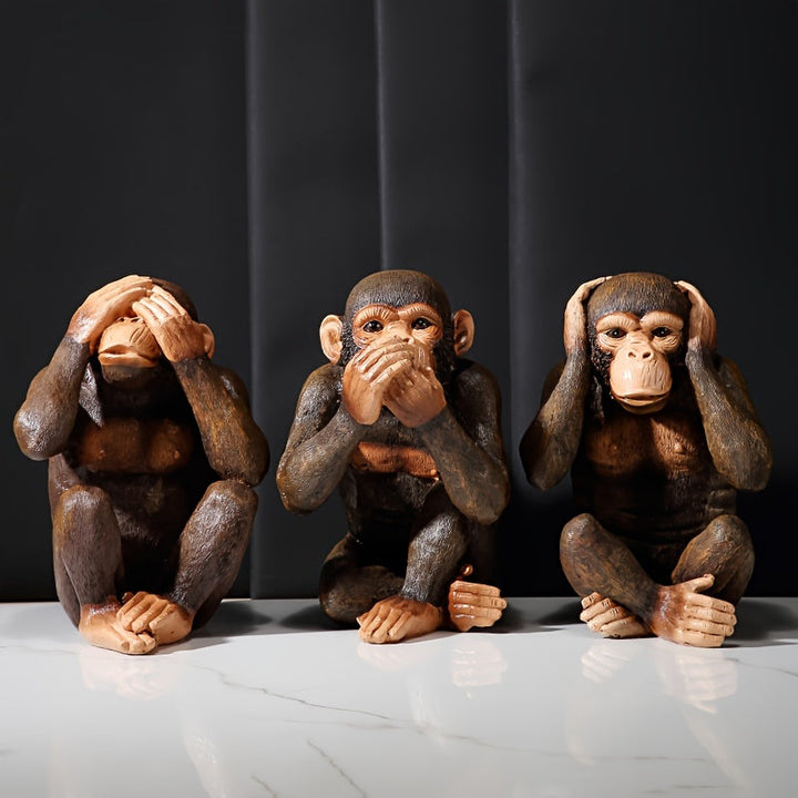 Interieurdecoratie: set van realistische chimpansee beeldjes die een vrolijke sfeer creëren.