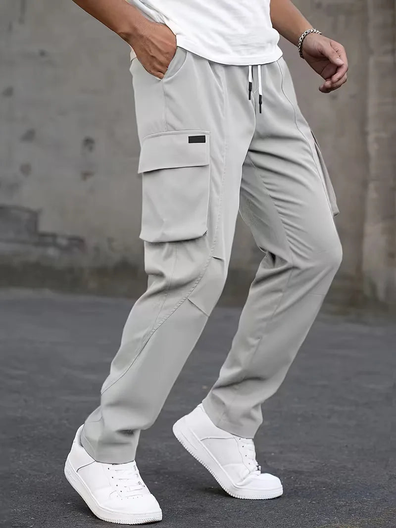 Zwarte streetwear cargo broek voor heren, met rechte pijp en comfortabele elastische band.