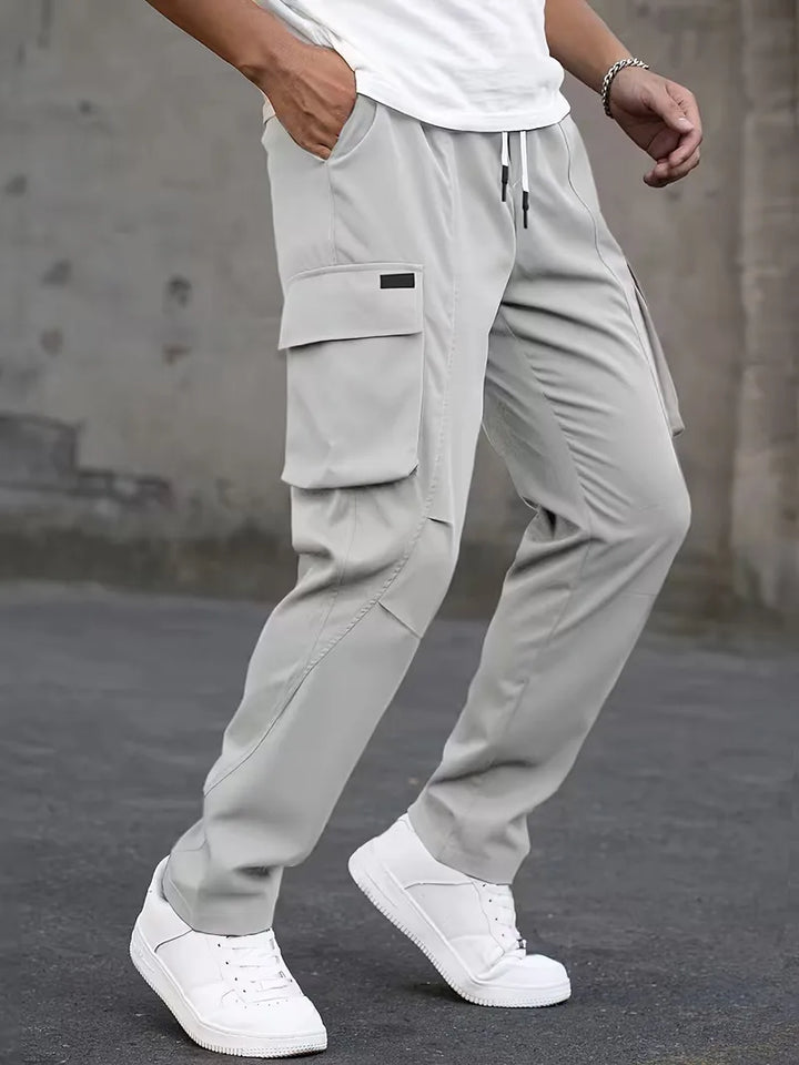 Zwarte streetwear cargo broek voor heren, met rechte pijp en comfortabele elastische band.