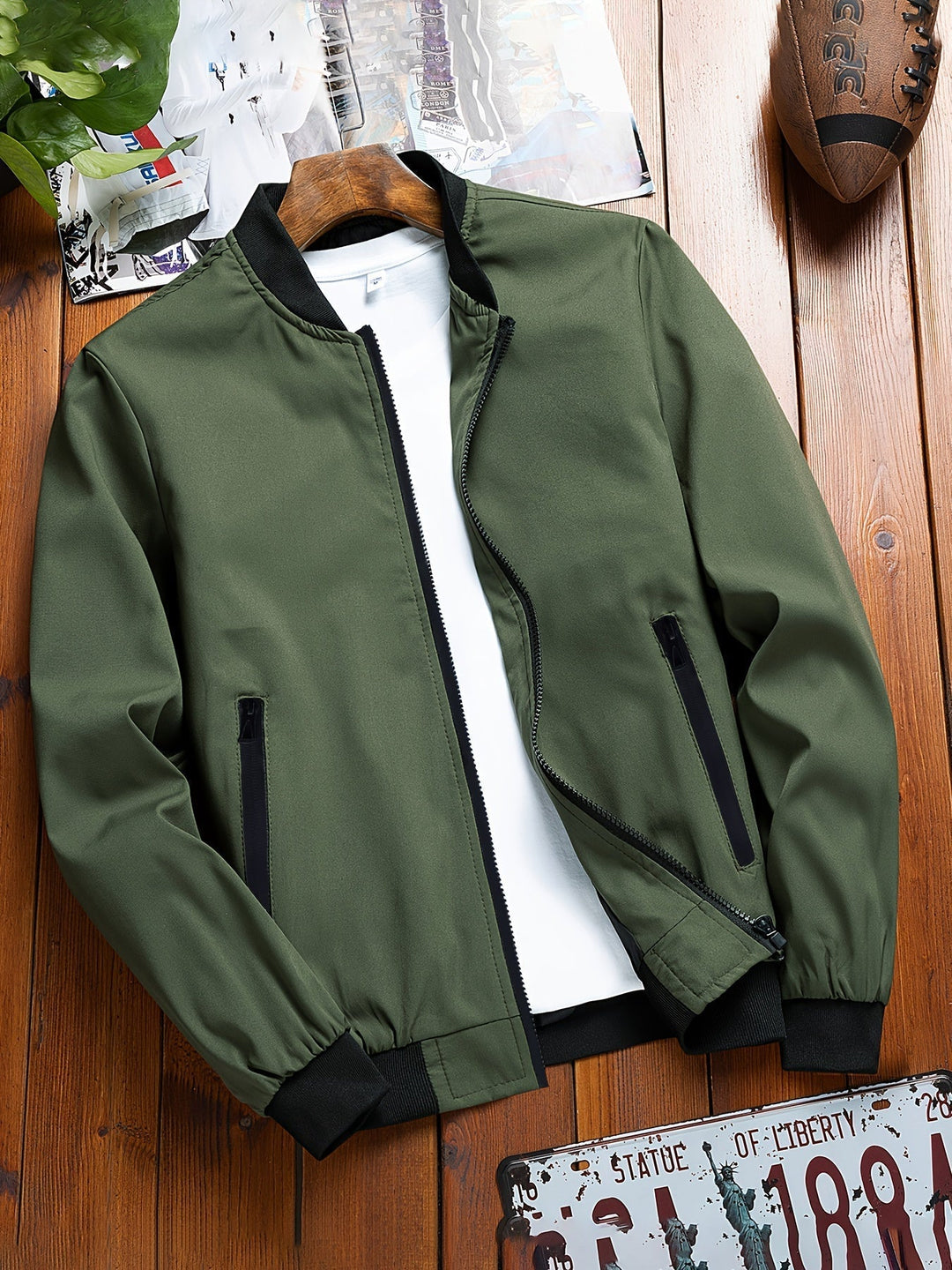 Trendy legergroene herenjack met rits, casual en modieus voor zomerse avonden.