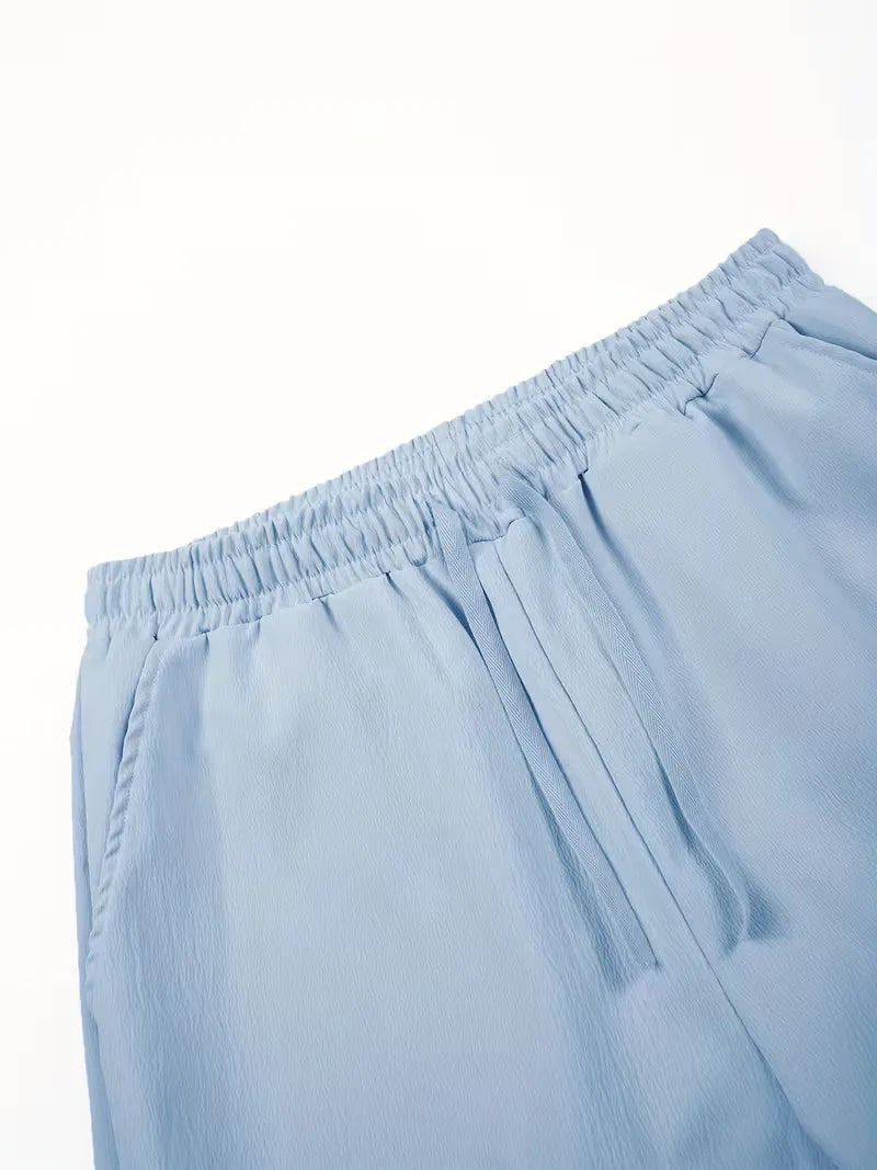 Lichtblauwe casual plissé shorts voor heren, met trekkoord, ideaal voor warme dagen.