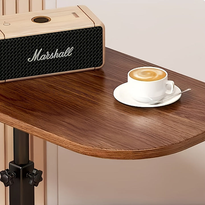 Minimalistische verstelbare bijzettafel met strakke lijnen, perfect voor de moderne woonkamer.