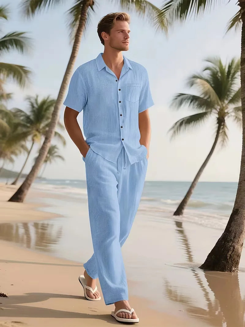 Heren vakantie outfit: stijlvol V-hals shirt korte mouwen & broek rechte pijpen, perfect voor de zomer.