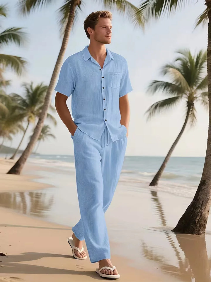 Heren vakantie outfit: stijlvol V-hals shirt korte mouwen & broek rechte pijpen, perfect voor de zomer.
