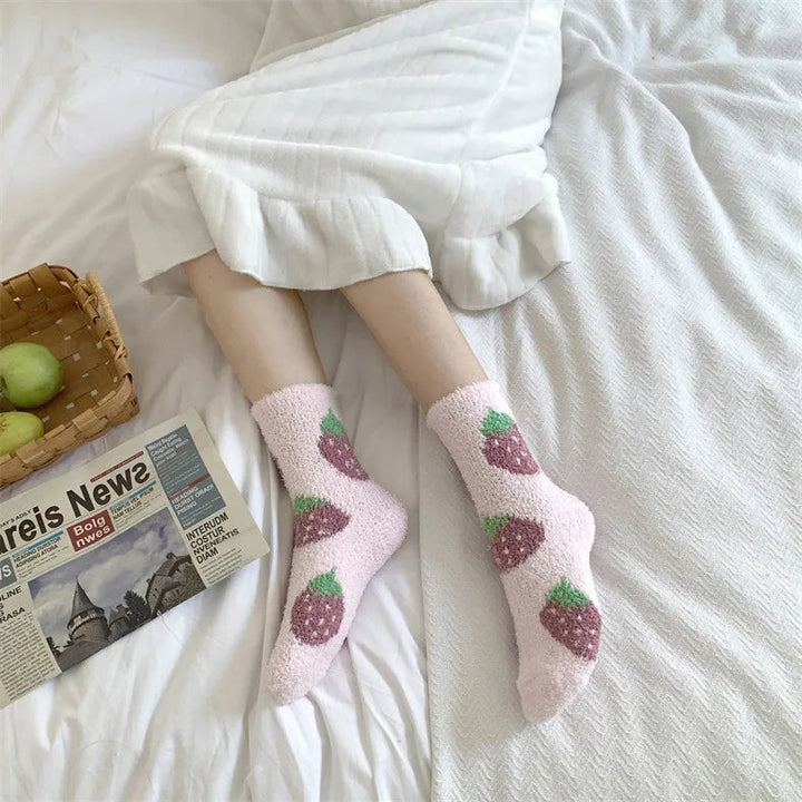 Één maat dames lounge sokken, comfortabel en warm voor ontspannen dagen. Met vrolijke print.
