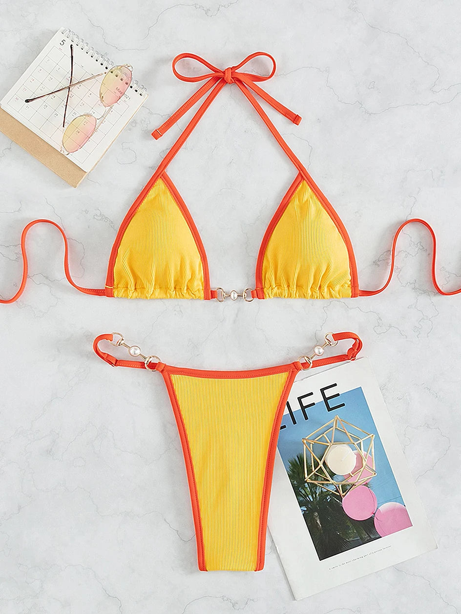 Braziliaanse microbikini voor dames, met elegante kettingaccenten; stijlvolle zomerse look.