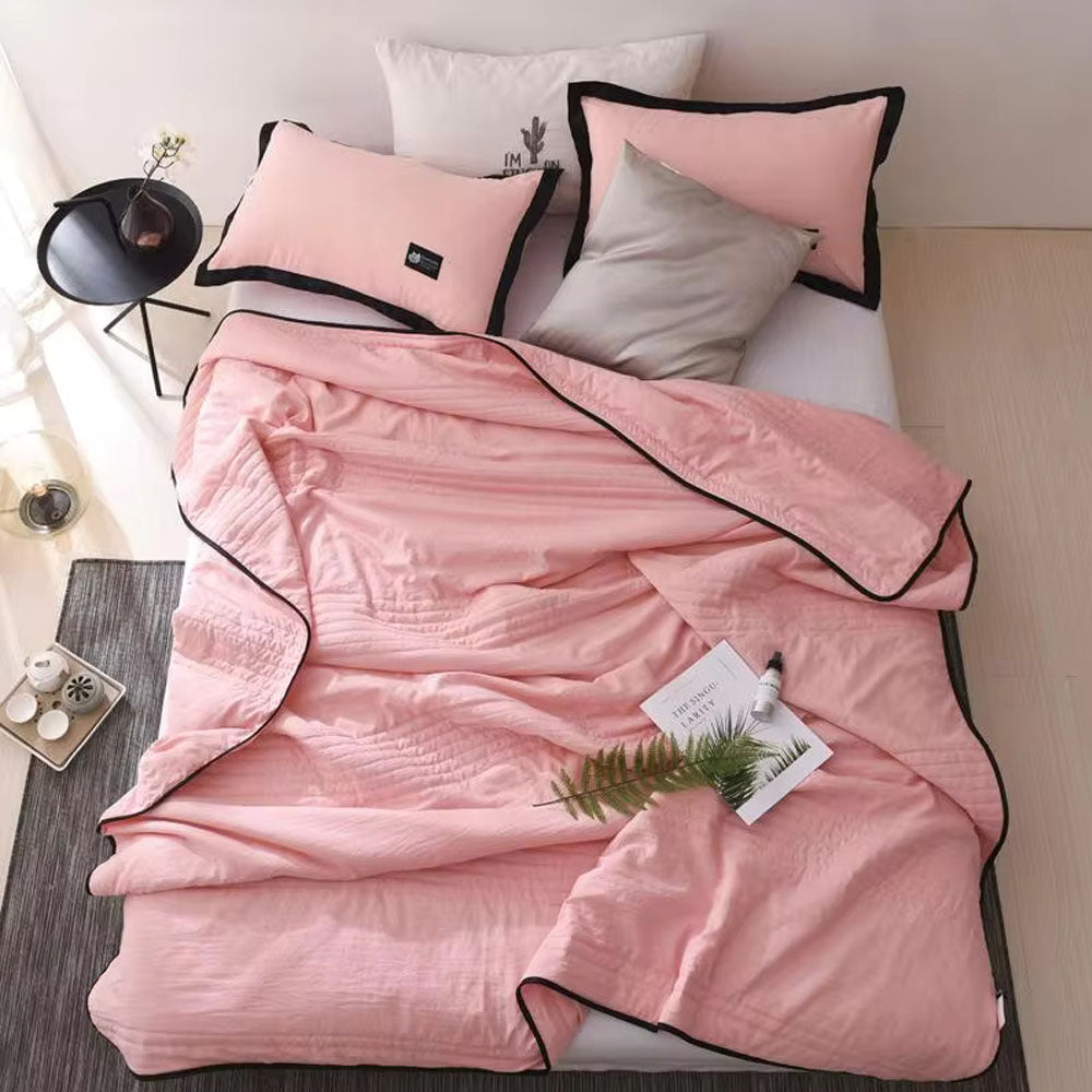 Innovatief dubbelzijdig zomerdeken; verkoelend en ademend voor ultiem slaapcomfort in elke slaapkamer.
