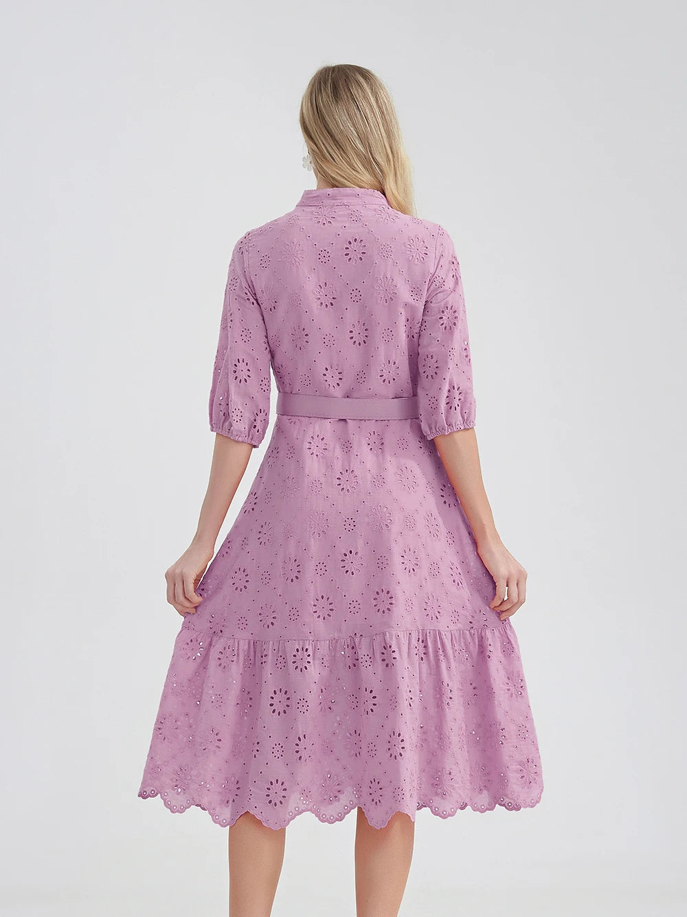 Modieuze damesjurk met V-hals en ruches, een essentiële aanvulling op je zomerkleding.