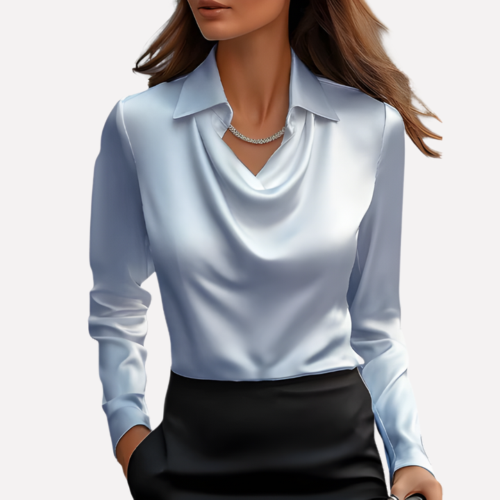 Gedrapeerde kraag van een elegante dames blouse met lange mouwen. Een veelzijdig item in effen kleur.