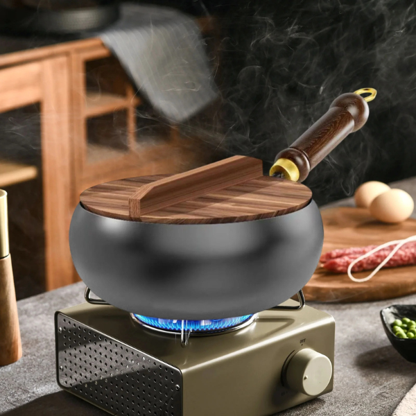 Inductiegeschikte gietijzeren wok, PFAS-vrij en anti-aanbak, voor snel en energiezuinig koken.