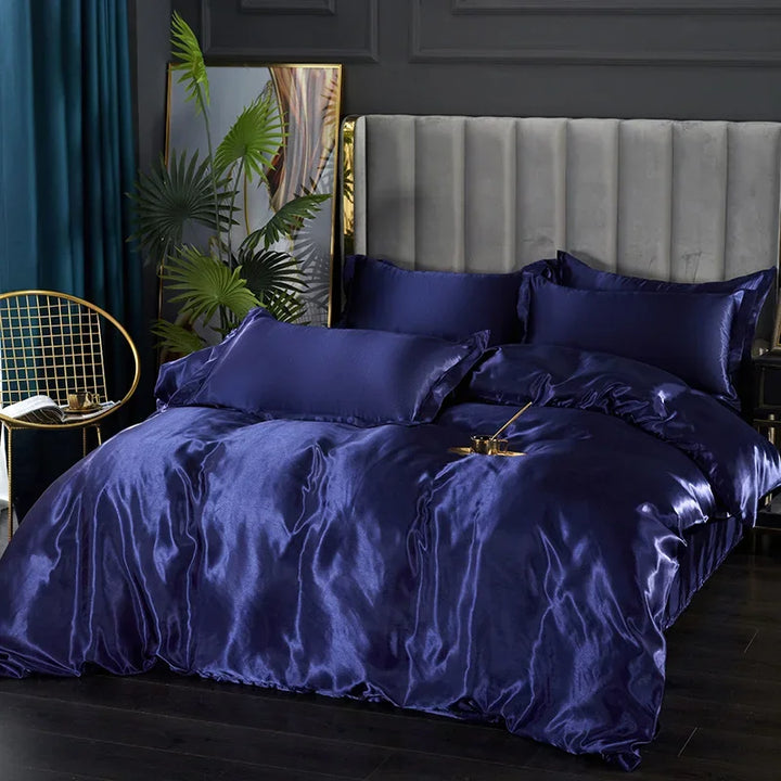 Glamoureus zijde satijn dekbedovertrek, hoeslaken en kussenslopen. Voor een elegante slaapkamer.