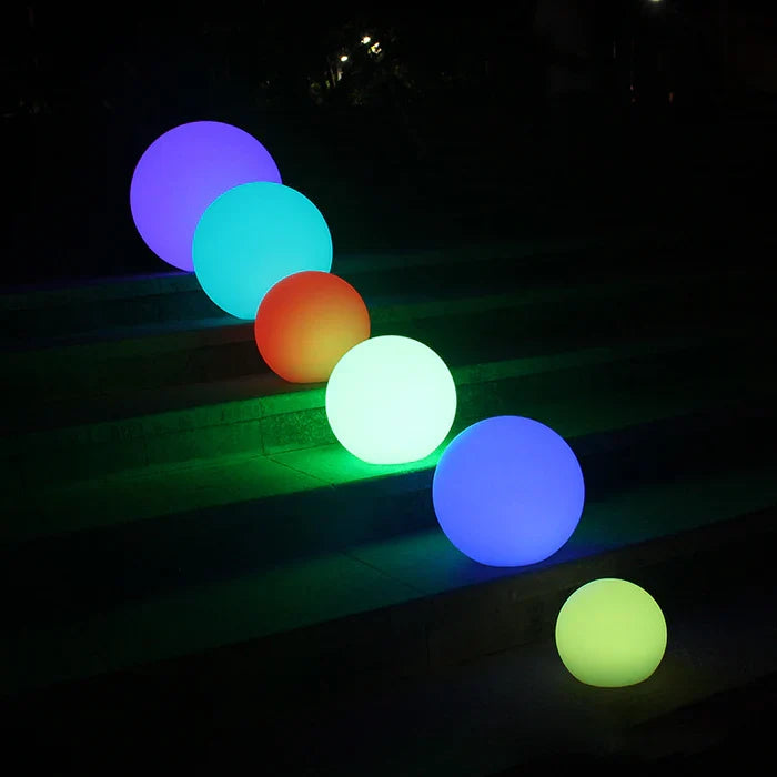 Bolvormige LED buitenlamp, GlowSphere, met zonne-energie voor sfeervolle en duurzame tuinverlichting.