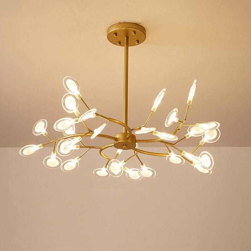 Plafondlamp gezien van onder; moderne LED vuurvliegkroonluchter met betoverende gloed.