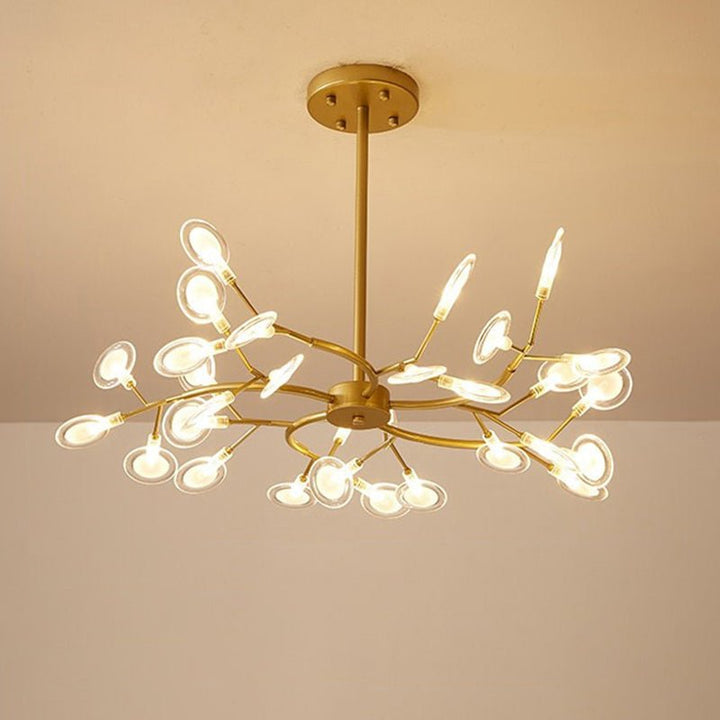 Plafondlamp gezien van onder; moderne LED vuurvliegkroonluchter met betoverende gloed.
