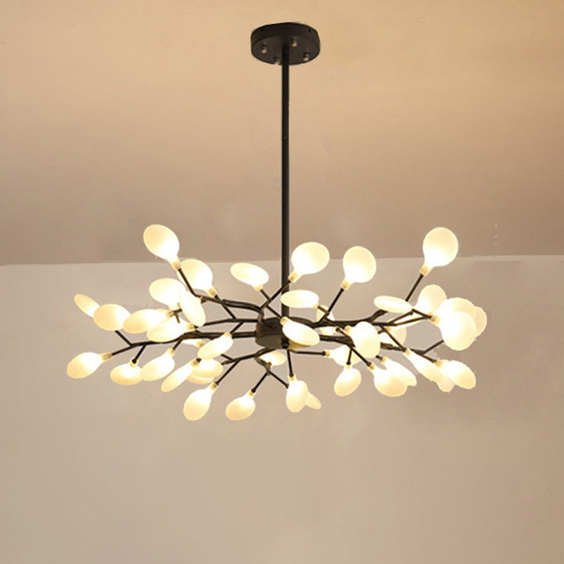 Kroonluchter met warme sfeerverlichting; betoverend effect in uw moderne interieur.