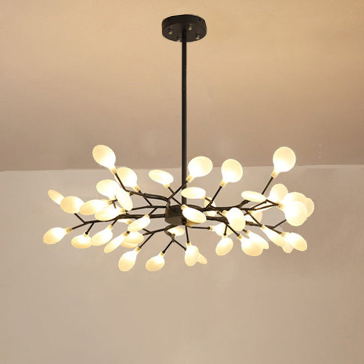 Kroonluchter met warme sfeerverlichting; betoverend effect in uw moderne interieur.