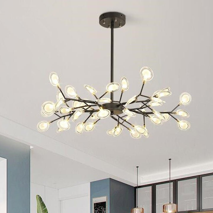 Creëert magische sfeer met LED vuurvliegjes; moderne plafonddecoratie, zwart-goud.