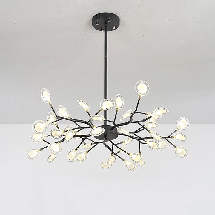 Heldere maar sfeervolle LED verlichting; warme gloed van de moderne vuurvliegkroonluchter.