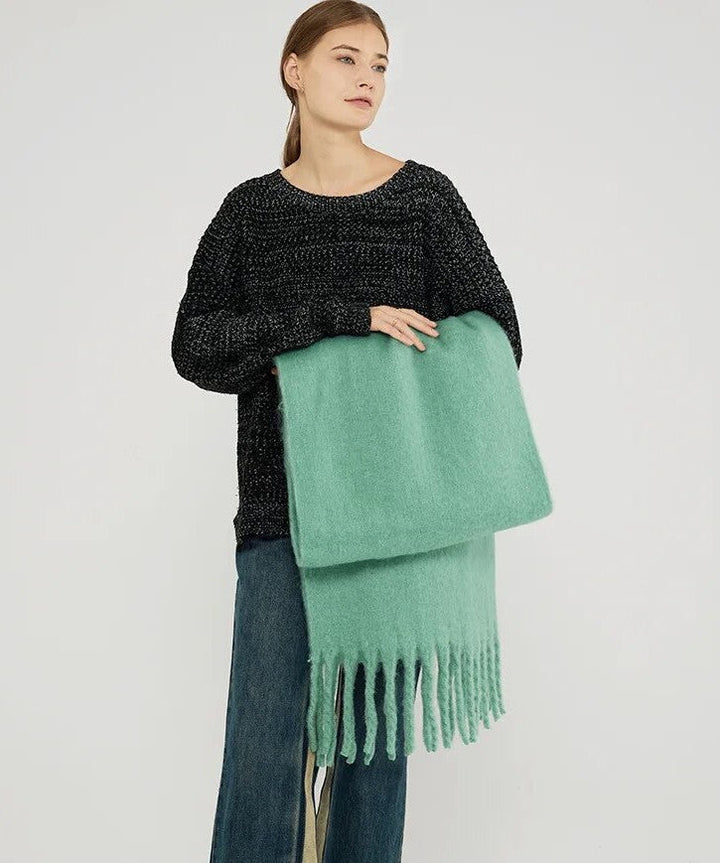 Detailopname van zachte effen kasjmier sjaal, luxe dames winteraccessoire.