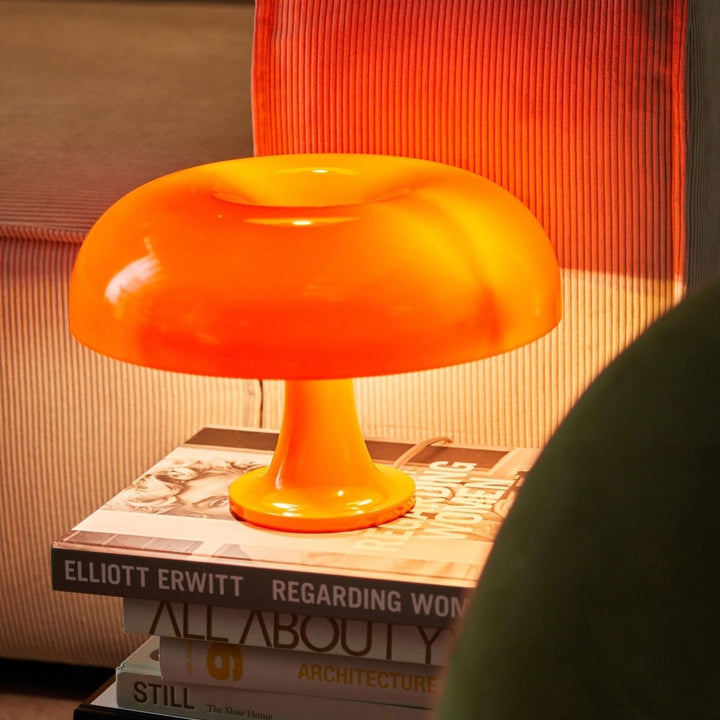 Sfeervolle retro paddenstoel tafellamp, warm oranje/wit licht. Italiaans design verlichting voor interieur.