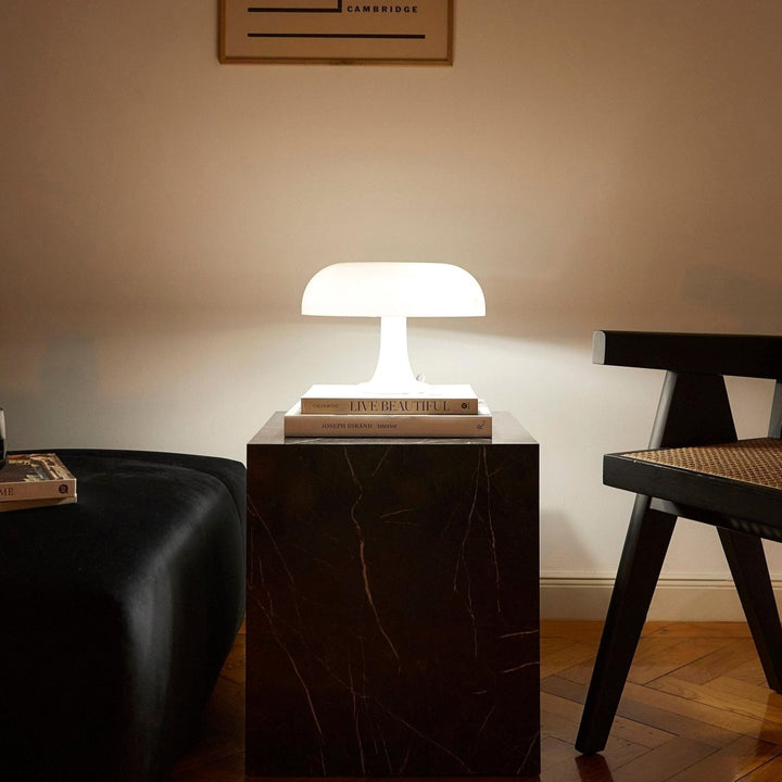 Elegante Italiaans design paddenstoel lamp. Retro tafellamp met sfeervol warm licht, ideale woonaccessoire.