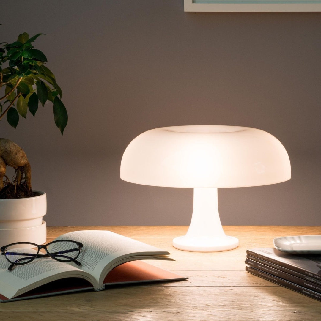 Witte en oranje retro paddenstoel tafellamp. Sfeervolle PVC lamp met warm licht, perfecte interieur decoratie.