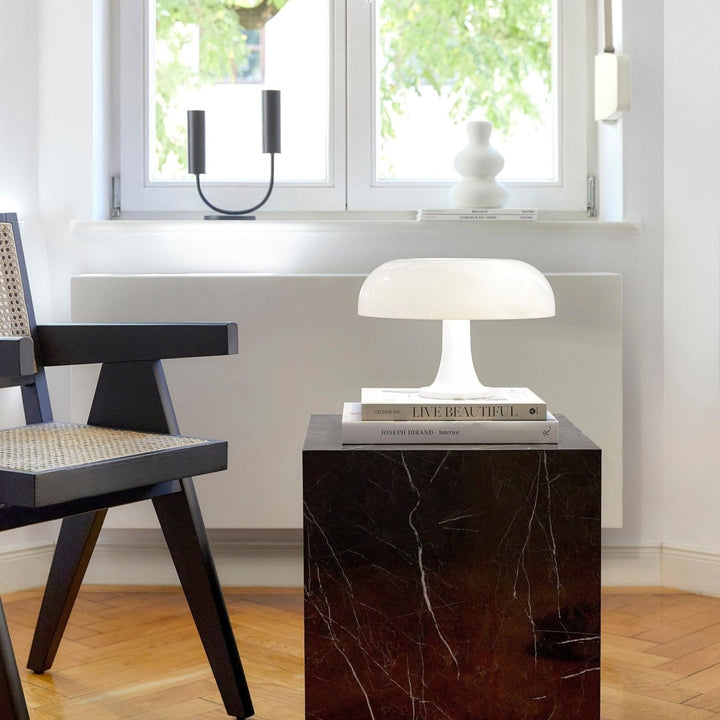 Decoratieve retro paddenstoel tafellamp van PVC. Sfeervolle verlichting met oranje/wit warm licht voor je interieur.