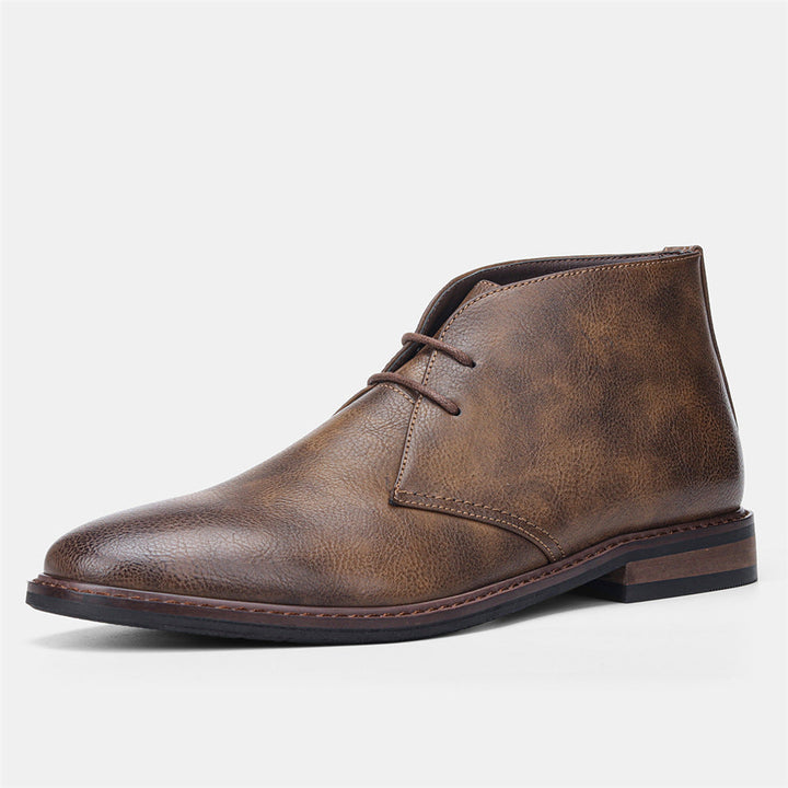 Detail van de Hugo heren desert boots: zacht suède, klassiek stiksel en comfortabele crêpezool.