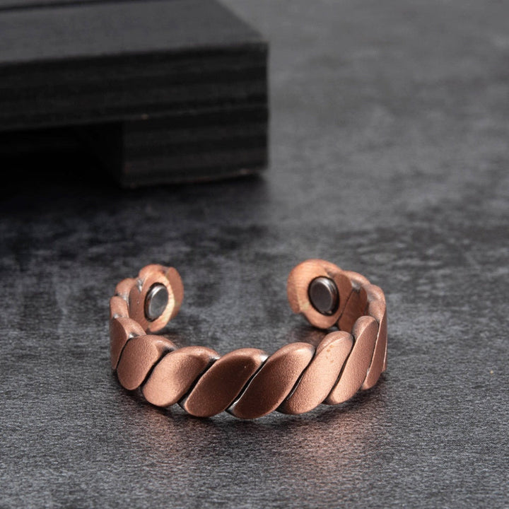 Unisex verstelbare retro magneetring van koper. Perfect vintage sieraad voor mannen en vrouwen.