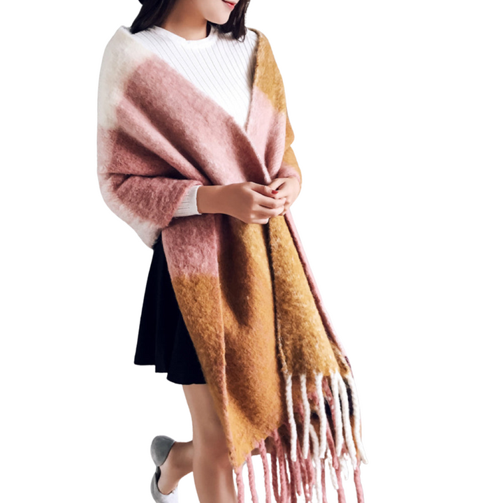 Trendy en comfortabele dames sjaal, een essentiële warme accessoire voor stijlvolle herfst- en winteroutfits.