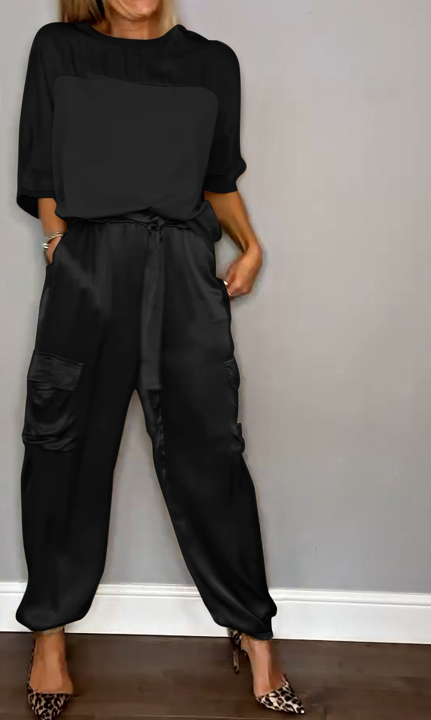 Gedetailleerde pantalon van de tweedelige dames pak set. Comfortabel, stijlvol en veelzijdig voor dames.