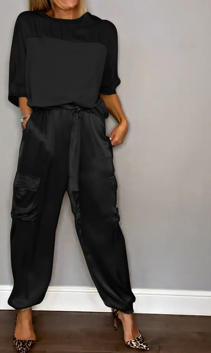 Gedetailleerde pantalon van de tweedelige dames pak set. Comfortabel, stijlvol en veelzijdig voor dames.
